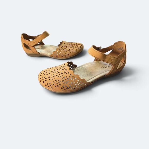 earth origins Shoes - Earth Origins Bronnie Perforated Leather Mary Jane Sandals Size 8M